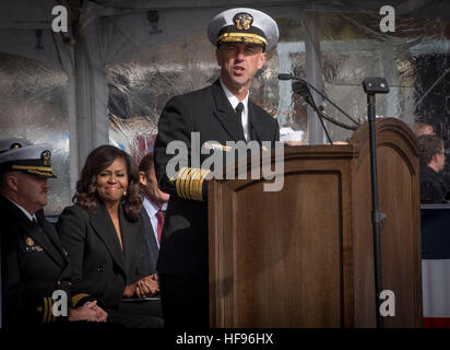 161029-N-ES994-022 Groton, Connecticut. (Ott. 29, 2016) Capo di operazioni navali Adm. John Richardson fornisce l'indirizzo principale al momento della messa in funzione cerimonia per la marina militare il più recente attacco veloce sottomarino, USS Illinois (SSN 786) a Naval base sottomarina di New London a Groton, Connecticut. Illinois è la tredicesima Virginia-classe attacco veloce sottomarino e il terzo Virginia-blocco di classe III sottomarino. Questa nuova generazione di sottomarini di attacco fornisce la Marina con le capacità necessarie per mantenere la nazione di supremazia sottomarino ben nel XXI secolo. Ê(Stati Uniti Navy foto di Chief Petty Officer Elliott Fabriz Foto Stock