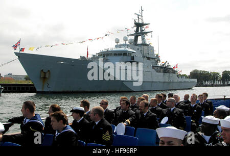 100813-N-7638K-003 COPENHAGEN, Danimarca (13 agosto 2010) ÐThe Royal Navy classe fiume nave pattuglia HMS Tyne (P 281), display full dress nave in onore dei 500 anni di anniversario della Marina danese. I marinai a bordo di Oliver Hazard Perry-classe fregata USS Taylor (FFG 50), insieme con altri 14 marine nazionali hanno partecipato nei festeggiamenti per l anniversario. Taylor è su una distribuzione programmata negli Stati Uniti Sesta flotta area di responsabilità. (U.S. Foto di Marina di Massa Communications Specialist 1a classe Edward Kessler/RILASCIATO) 100813-N-7638K-001 (4902228046) Foto Stock