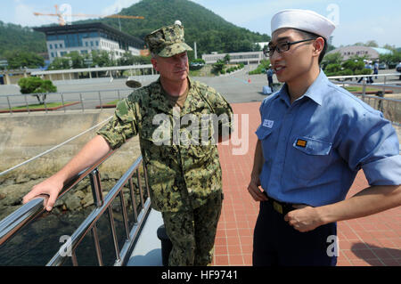 Master Chief Sottufficiali della Marina Rick West parla con un sud coreano sailor durante la visualizzazione di una replica della nave tartaruga in Chinhae, Corea del Sud, e il agosto 26, 2010. Turtle navi erano corazzata navi da guerra utilizzata dalla Royal Navy coreana dall'inizio del XV secolo fino al XIX secolo. (DoD foto di comunicazione di massa Specialist 1a classe Jennifer A. Villalovos, U.S. Navy/RILASCIATO) 100826-N-9818V-615 (4942340661) Foto Stock