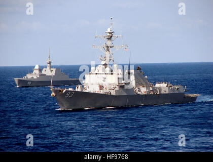 090603-N-7058ES-013 sul Mare del Sud della Cina (3 giugno 2009) La visita-missile destroyer USS Chung-Hoon (DDG 93) mostrato in corso con la Repubblica di Singapore Navy frigate RSS Intrepid (69), mentre in transito a Singapore per la cooperazione a galla la prontezza e la formazione (Carati) 2009. Carato è una serie di accordi bilaterali di esercizi che si svolgono annualmente nel sud-est asiatico per rafforzare le relazioni e migliorare la prontezza operativa delle forze partecipanti. (U.S. Navy foto di Lt. Ed Inizio/RILASCIATO) Chung-Hoon con Intrepid Foto Stock