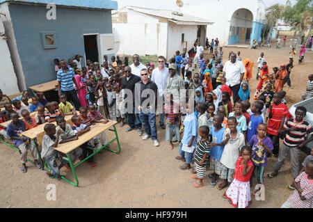 GRAND DOUDA, Gibuti (14 marzo 2012) IL SERVIZIO DEGLI STATI UNITI I membri che rappresentano il Camp Lemonnier, Gibuti, azione comunitaria gruppo di volontari pongono con gli studenti al Grand Douda scuola dopo consegna ristrutturato scrivanie qui Marzo 14. Il gruppo di volontari include Seabees dalla U.S. Naval Mobile Battaglione di costruzione 3, Camp Lemonnier opere pubbliche personale e membri della Combined Joint Task Force - Corno d Africa. Il gruppo conduce progetti di servizio comunitario su una base regolare al Grand Douda scuola e altri luoghi in tutta Gibuti. (U.S. Navy foto di comunicazione di massa Specialis Foto Stock