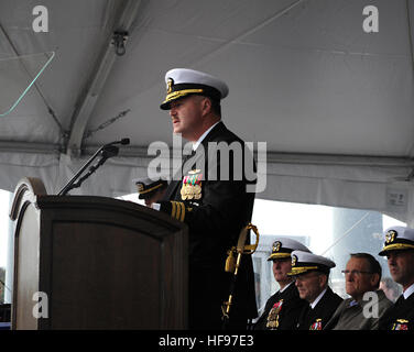 161029-N-HI707-246 Groton, Connecticut. (Ott. 29, 2016) della Cmdr. Jesse Porter, comandante della USS Illinois (SSN 786), offre commento al momento della messa in funzione la cerimonia della USS Illinois su Naval base sottomarina di New London, Ott. 29. USS Illinois è la U.S. NavyÕs xiii Virginia-Class sottomarino di attacco e la quarta nave prende il nome per lo stato di Illinois. (U.S. Navy foto di Chief Petty Officer Darryl I. legno/RILASCIATO) Cmdr. Jesse Porter, comandante della USS Illinois (SSN 786), offre commento al momento della messa in funzione la cerimonia della USS Illinois (30013823343) Foto Stock