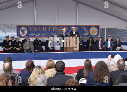 161029-N-CE678-081 Groton, Connecticut. (Ott. 29, 2016) della Cmdr. Jesse Porter, comandante della USS Illinois (SSN 786) La richiesta di autorizzazione alla Commissione USS Illinois dal Capo di operazioni navali (CNO) Adm. John Richardson al momento della messa in funzione cerimonia su Naval base sottomarina di New London, Ott. 29. USS Illinois è la U.S. NavyÕs xiii Virginia-Class sottomarino di attacco e la quarta nave prende il nome per lo stato di Illinois. (U.S. Navy foto di Sottufficiali Seconda Classe Erin Hamilton/RILASCIATO) Cmdr. Jesse Porter, comandante della USS Illinois (SSN 786) La richiesta di autorizzazione alla Commissione USS Illinois Foto Stock