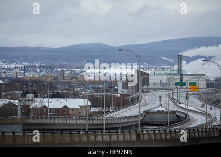 Tipico del Nord America Expressway in inverno in un giorno nuvoloso Foto Stock