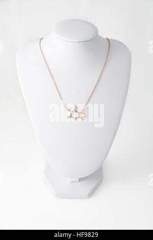 Collana in forma di caffeina molelule realizzata in oro bianco sul supporto. Le donne di lusso accessori. Foto Stock