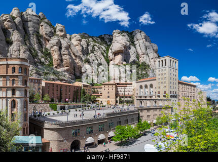 Abbazia benedettina di Santa Maria de Montserrat, incorniciato da montagne. Monistrol de Montserrat, Catalogna, Spagna. Foto Stock