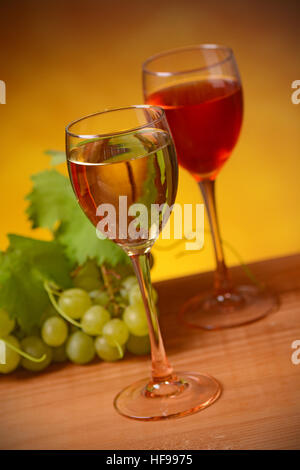 Bicchieri di vino rosso e bianco Foto Stock