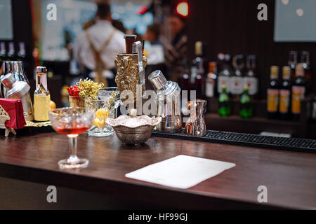 Set di accessori bar e gli ingredienti per la realizzazione di un cocktail sul contatore. Foto Stock
