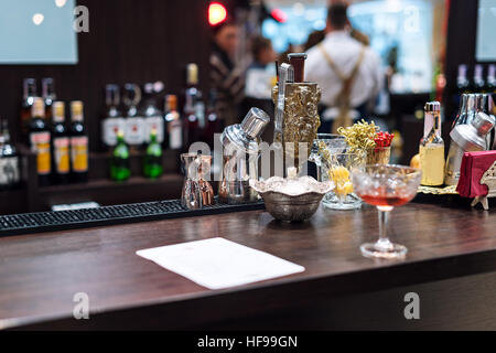 Set di accessori bar e gli ingredienti per la realizzazione di un cocktail sul contatore. Foto Stock