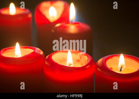 Red candele accese di notte Foto Stock