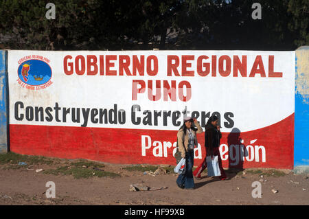 Altiplano peruviano panorama visto da dentro i paesi andini Explorer treno Orient Express che passa tra Cuzco e Puno. Altiplano è un altopiano Foto Stock