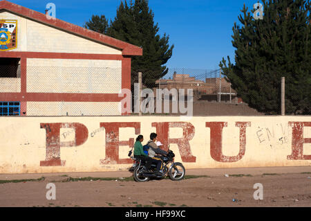 Altiplano peruviano panorama visto da dentro i paesi andini Explorer treno Orient Express che passa tra Cuzco e Puno. Altiplano è un altopiano Foto Stock