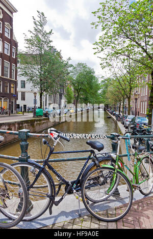 Le biciclette parcheggiate sul Paolo Fratelli Luis bridge. Ponte su Oudezijds Achterburgwal nel quartiere a luci rosse di Amsterdam Foto Stock