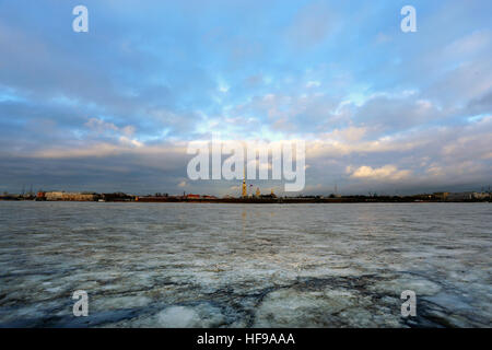 Foto inverno fiume Neva a San Pietroburgo e Paolo Rocca Foto Stock