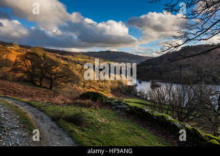 Wansfell Pike e Rydal acqua, visto dalla bara rotta seguito Heron Pike, tra Rydal e Grasmere, Lake District, Cumbria Foto Stock