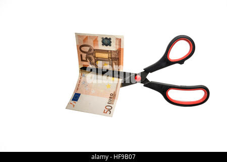 Il taglio di cinquanta euro con le forbici su sfondo bianco Foto Stock