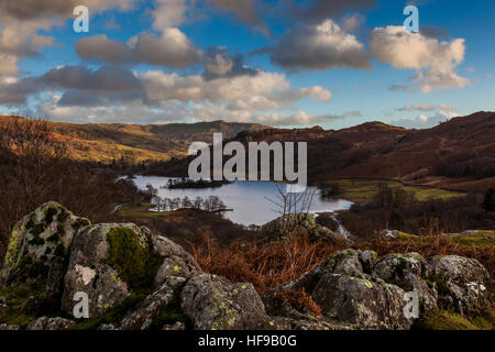 Guardando oltre Rydal acqua e Wansfell Pike da muschio bianco comune tra Rydal e Grasmere, Lake District, Cumbria Foto Stock