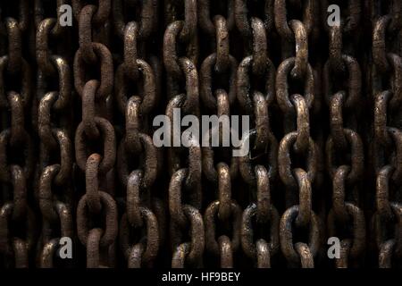 Le catene sono appesi alle pareti a bordo della USN harpers Ferry-class dock landing ship USS Carter Hall 1 Dicembre 2016 al largo della costa di Onslow Beach, Carolina del Nord. Foto Stock