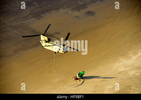I soldati degli Stati Uniti a bordo di un aeromobile Boeing CH-47 elicottero Chinook preparare per caricare una spiaggiata boa che si è incagliata nei pressi dell'ingresso di Tillamook Bay Dicembre 12, 2016 in Garibaldi, Oregon. Foto Stock