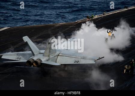 Un Boeing F/A-18E Super Hornet fighter aircraft lancia dal ponte di volo dell'USN Nimitz-class portaerei USS Dwight D. Eisenhower Dicembre 13, 2016 nel mar Mediterraneo. Foto Stock