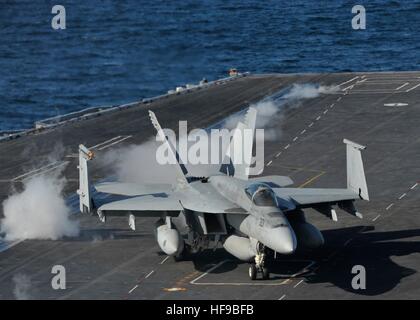 Un Boeing F/A-18E Super Hornet fighter aircraft atterra sul ponte di volo dell'USN Nimitz-class portaerei USS Nimitz Dicembre 8, 2016 nell'Oceano Pacifico. Foto Stock