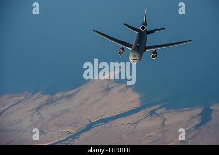 Un McDonnell Douglas KC-10 Antenna Extender il rifornimento degli aerei cisterna in volo durante il funzionamento inerenti risolvere Dicembre 9, 2015 su Asia sud-ovest. Foto Stock