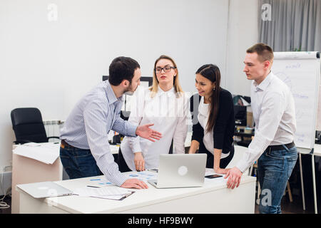 Gruppo Giovani colleghi facendo grandi decisioni di business.Team Creative discussione aziendale concetto di lavoro Ufficio moderno.Startup Marketing idea presentazione. Foto Stock
