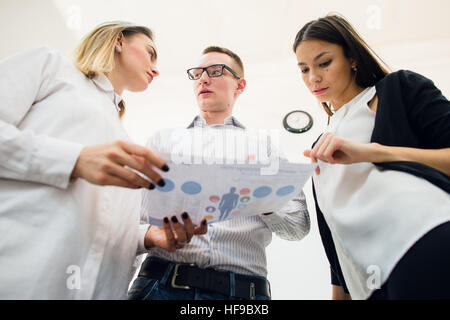 Il team Aziende a discutere di alcuni grafici. Vista dal basso Foto Stock