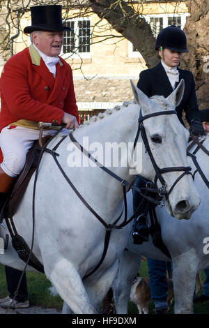 I seguaci del Nord Cotswold Hunt boxing day si incontrano. Broadway Foto Stock