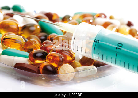 Pills formata a forma di cuore, siringa, primo piano Foto Stock