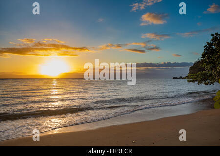 Idilliaco tramonto sull'oceano indiano in Nosy Mangabe parco nazionale. Madagascar paradise paesaggio. Deserto natura pura scena Foto Stock