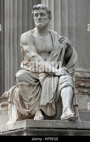 Statua di Tacito, secolo XIX, davanti al Parlamento, Vienna, Austria Foto Stock