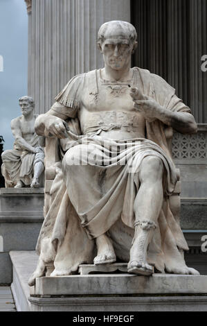 Statua di Giulio Cesare, 1900, Tacito dietro, davanti al Parlamento, Vienna, Austria Foto Stock