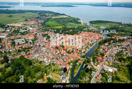 Vista aerea, panoramica su Plau con lago Plau, Elde-Müritz fluviale, Meclemburgo Lake District, Meclemburgo-Pomerania Occidentale Foto Stock