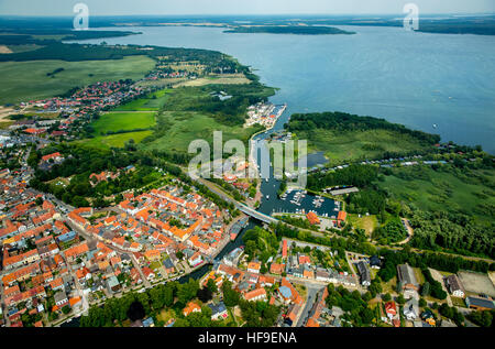 Vista aerea, panoramica su Plau con Plau, Elde-Müritz fluviale, Meclemburgo Lake District, Meclemburgo-Pomerania Occidentale Foto Stock