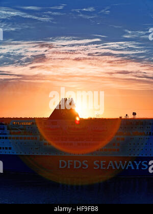 DFDS Seaways Newcastle ferry all'alba Foto Stock