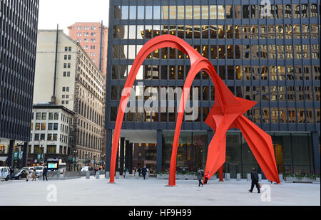 Il 1974 scultura di Calder " Flamingo' domina Federal Plaza di fronte alla Kluczynski Edificio Federale sulla strada di Dearborn. Foto Stock