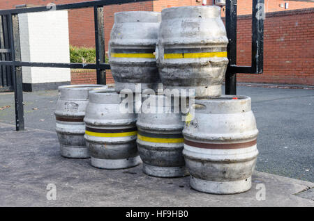 Barili di birra impilati al di fuori di un pub. Foto Stock