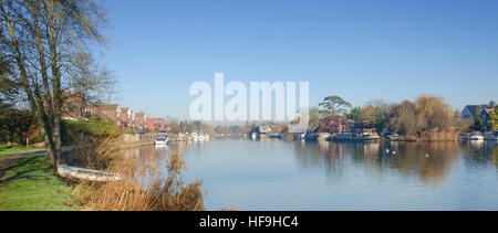 Una vista sul Tamigi a Old Windsor, Berkshire, Regno Unito Foto Stock