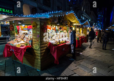I chioschi con cibo locale e di doni in annuale e tradizionale fiera di Natale in Piazza Cavour nel centro di Como, Lombardia, Italia Foto Stock