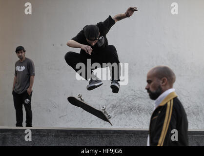 Ragazzo lo skateboard a Barcellona davanti al Museo di Arte Contemporanea della città. Foto Stock