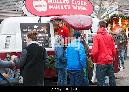 Mobile camper van wine bar che vende VIN brulé sidro drink al mercatino di Natale York North Yorkshire Inghilterra Regno Unito GB Gran Bretagna Foto Stock