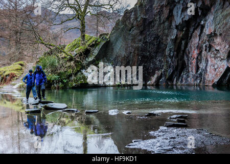Due escursionisti entrando Rydal grotta vicino Rydal acqua, Rydal, Lake District, Cumbria, Regno Unito Foto Stock