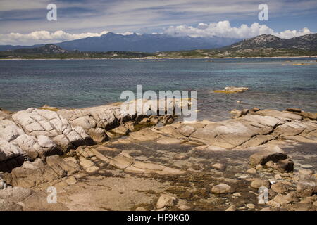 Spiaggia di Tonnara riserva naturale, guardando la navigazione verso i monti della Corsica; a sud-ovest della Corsica. Foto Stock