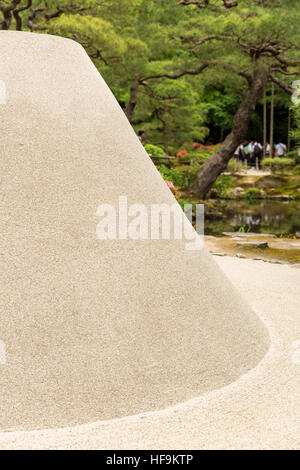 Dettaglio di Kogetsudai, cono di sabbia di nome 'Moon piattaforma di osservazione' presso il giardino di sabbia, noto come 'Sea di sabbia d'argento", Ginkaku-Ji, Kyoto, Giappone Foto Stock