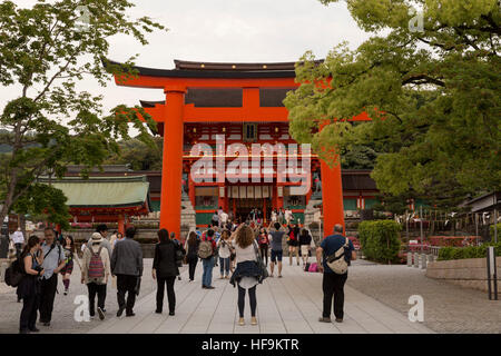 I turisti a scattare foto di Gate Romon presso l'entrata principale del santuario. Fushimi Inari Taisha, Fushimi-ku, Kyoto, Giappone. Foto Stock