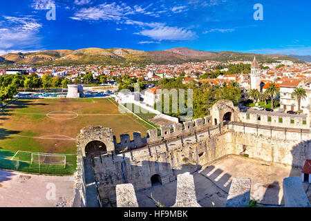 Città vecchia di Trogir e tetti di campo di calcio vista, Dalmazia, Croazia Foto Stock