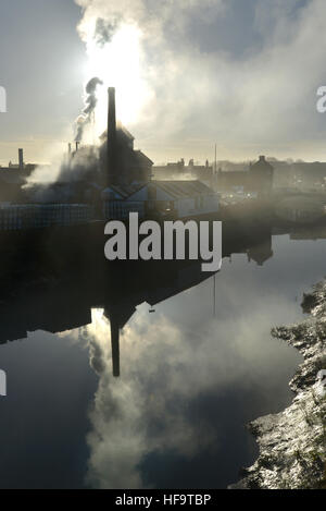 Il camino e il vapore dalla storica Harvey's Brewery, Lewes, East Sussex, su di un soleggiato al mattino invernale Foto Stock