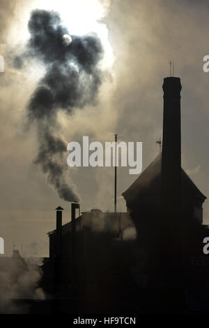 Il camino e il vapore dalla storica Harvey's Brewery, Lewes, East Sussex, su di un soleggiato al mattino invernale Foto Stock