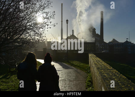 Il vapore passando da Harvey's Brewery, Lewes, East Sussex Foto Stock